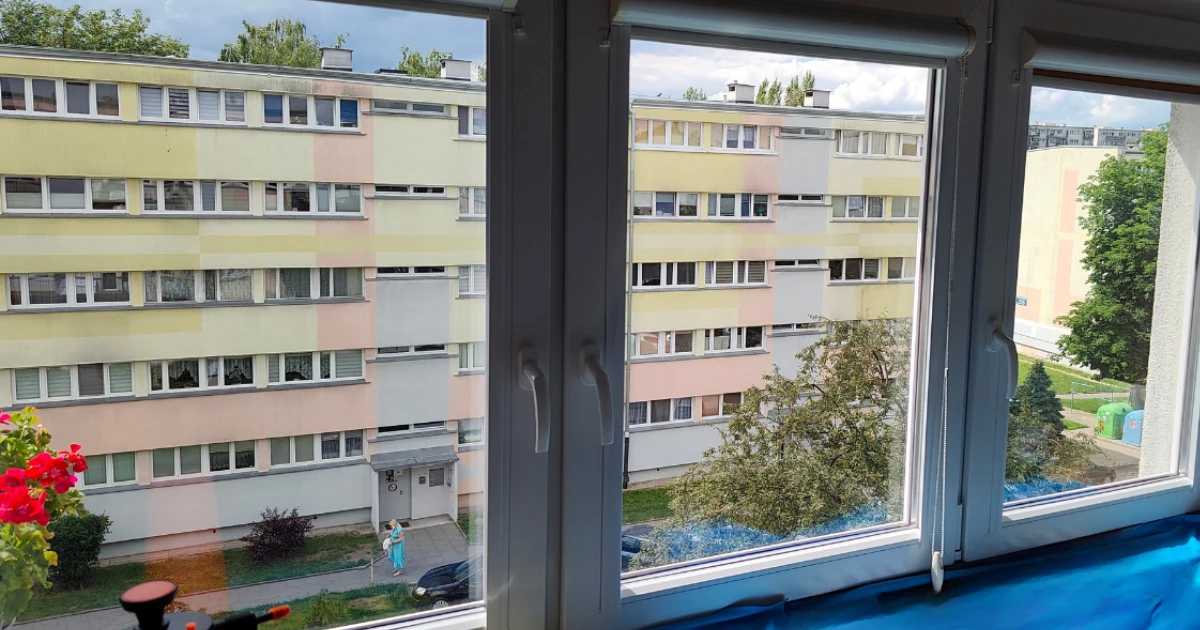 Trzy okna w mieszkaniu z dyskretną folią przeciwsłoneczną na dwóch szybach
