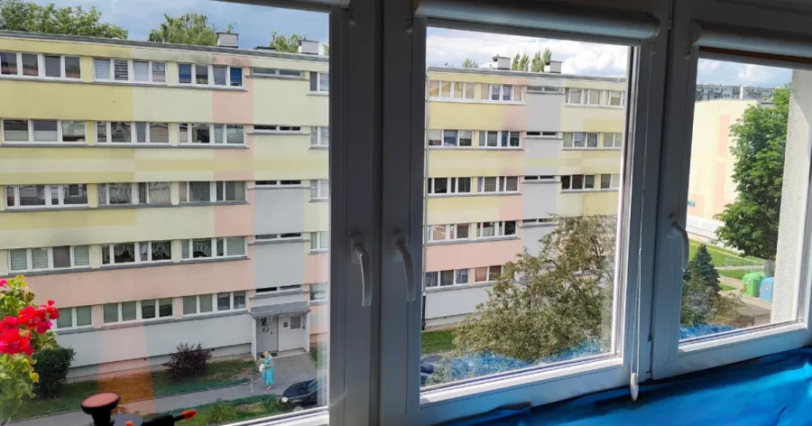 Trzy okna w mieszkaniu z dyskretną folią przeciwsłoneczną na dwóch szybach