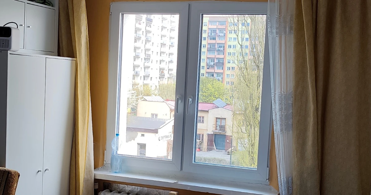 Porównanie zwykłej szyby po lewej i szyby z folią przeciwsłoneczną po prawej stronie okna