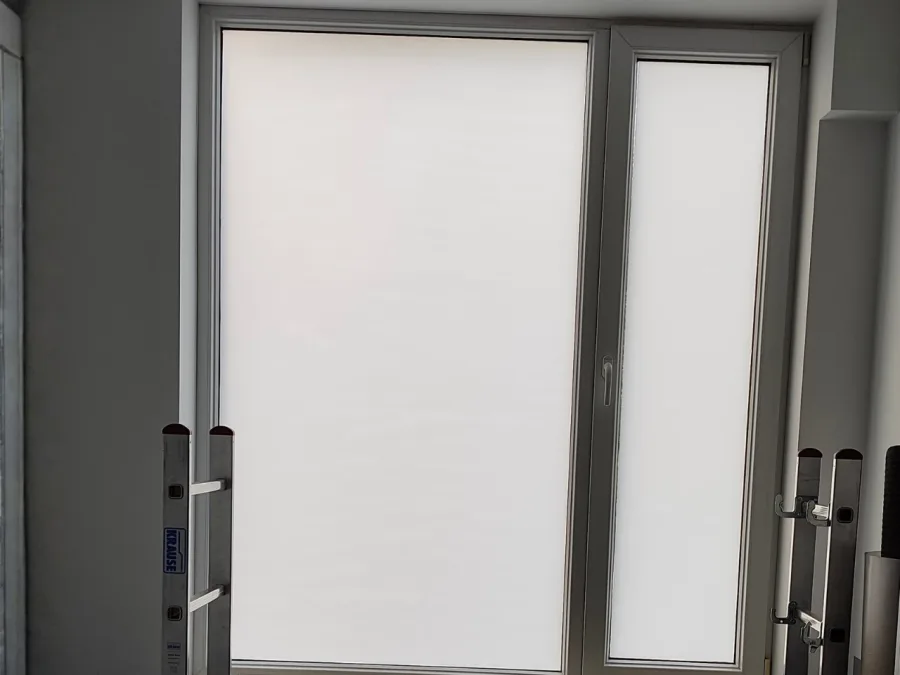 Zamatowana szyba w szatni, folia matowa zapewniająca prywatność