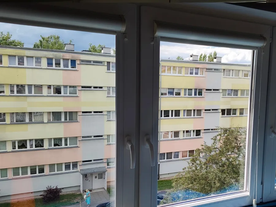 Porównanie szyby kuchennej z przezroczystą folią przeciwsłoneczną i bez folii