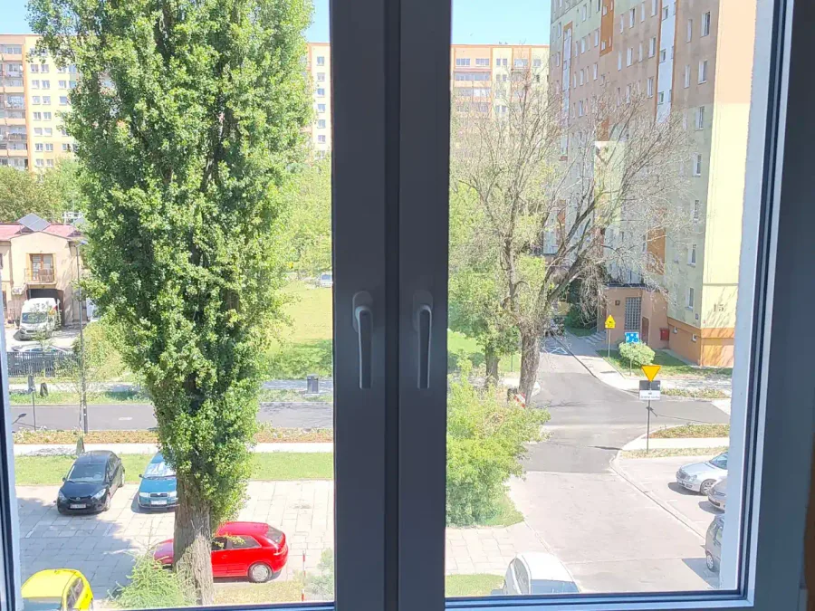 Widok z mieszkania przez okno z folią przeciwsłoneczną