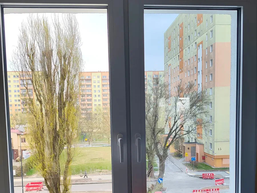 Porównanie okna bez folii (lewa strona) i z folią przeciwsłoneczną (prawa strona)