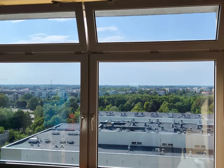 Widok od środka na duże przeszklenie z lufcikiem i folią przeciwsłoneczną