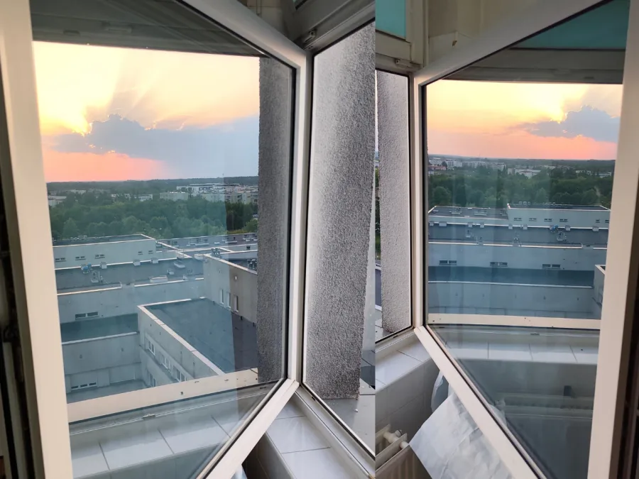 Otwarty lufcik w oknie z folią przeciwsłoneczną, widoczny efekt lustra na tle nieba