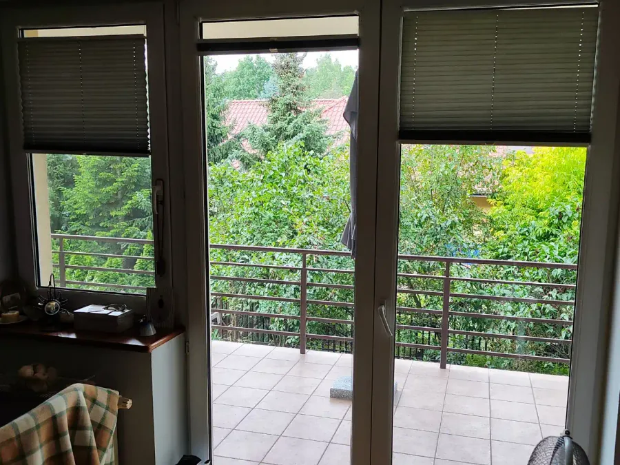 Duże okno balkonowe z niewidoczną, przezroczystą folią przeciwsłoneczną
